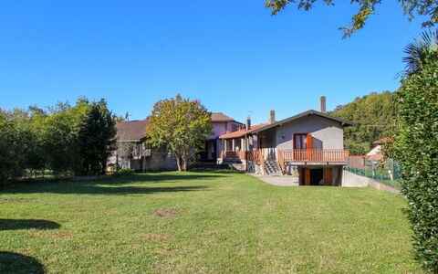 Angela: Eigentum, Haus, Zuhause, Grundeigentum, Estate, Gebäude, Grundstueck, Bauernhaus, Gras, Himmel