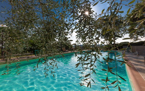 Villa Poggiospinoso: Schwimmbad, Freizeit, Resort, Wasser, Freizeitzentrum, Urlaub, Baum, Hotel, Erholung, Pflanze