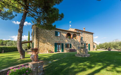 Villa Poggiospinoso: Eigentum, Haus, Estate, Zuhause, Gebäude, Himmel, Grundeigentum, Gras, Baum, Die Architektur