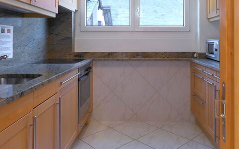 St. Bernhard: Countertop, Eigentum, Zimmer, Küche, Fliese, Fussboden, Cabinetry, Möbel, Flooring, Grundeigentum