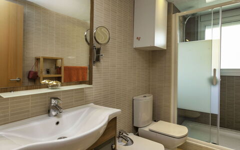 Fane de Baix Iii: Spiegel, Armatur, Zapfhahn, Sinken, Eigentum, Bad Sink, Badezimmer, Gebäude, Interior Design, Die Architektur