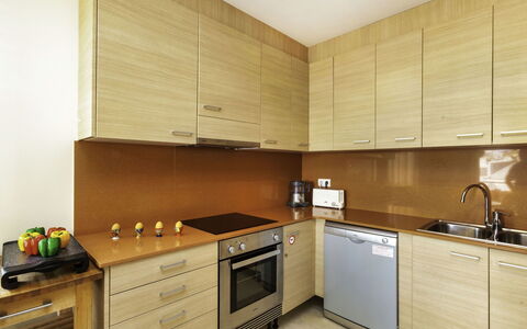 Fane de Baix Iii: Cabinetry, Countertop, Spüle, Gebäude, Sinken, Küchengerät, Herd, Küche, Gasherd, Haushaltsgerät