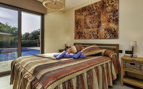 Emporion: Schlafzimmer, Bett, Zimmer, Möbel, Eigentum, Bettdecke, Bedding, Interior Design, Bettrahmen, Grundeigentum