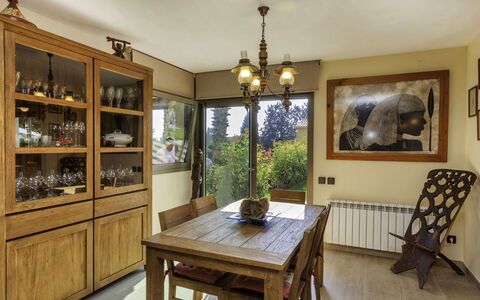 Emporion: Zimmer, Eigentum, Möbel, Interior Design, Gebäude, Esszimmer, Decke, Tabelle, Grundeigentum, Haus