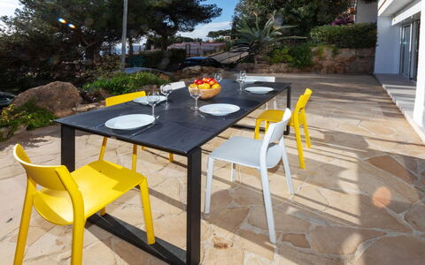 Cosy: Tabelle, Pflanze, Eigentum, Möbel, Gebäude, Fenster, Tisch Im Freien, Baum, Stuhl, Himmel