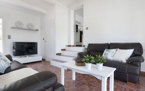 Estrella: Couch, Möbel, Tabelle, Eigentum, Gebäude, Komfort, Bilderrahmen, Interior Design, Wohnzimmer, Holz