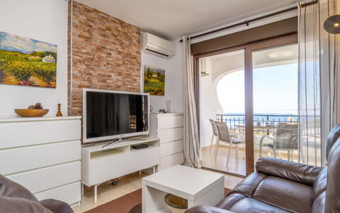Bellavista i: Wohnzimmer, Zimmer, Möbel, Eigentum, Interior Design, Gebäude, Wand, Gelb, Zuhause, Grundeigentum