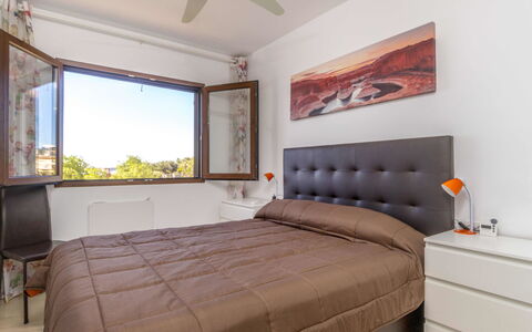 Bellavista i: Schlafzimmer, Möbel, Bett, Zimmer, Eigentum, Bettrahmen, Bettdecke, Interior Design, Matratze, Decke