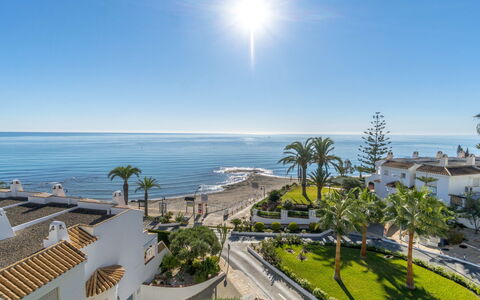Aquamarina: Eigentum, Himmel, Grundeigentum, Daytime, Meer, Gebäude, Horizont, Ufer, Küste, Resort