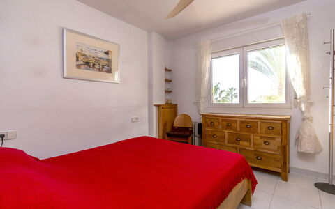 Aquamarina: Schlafzimmer, Möbel, Zimmer, Bett, Eigentum, Bettdecke, Decke, Interior Design, Bettrahmen, Rot