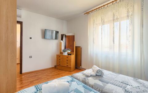 Chiara: Schlafzimmer, Möbel, Zimmer, Eigentum, Bett, Bettdecke, Interior Design, Bettrahmen, Fussboden, Matratze