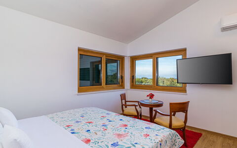Brijunis Blick: Schlafzimmer, Zimmer, Bett, Möbel, Eigentum, Bettdecke, Decke, Bettrahmen, Bedding, Interior Design
