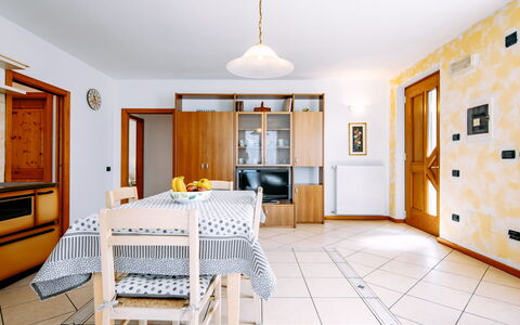Amelia: Möbel, Eigentum, Fenster, Bilderrahmen, Holz, Tabelle, Stuhl, Gebäude, Interior Design