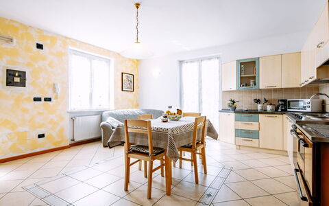 Amelia: Möbel, Cabinetry, Tabelle, Countertop, Fenster, Holz, Küche, Interior Design, Stuhl