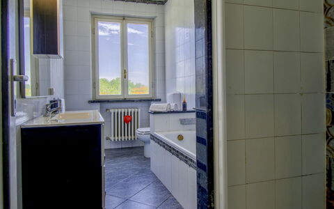 Elena: Flooring, Armatur, Fussboden, Installation, Verbundwerkstoff, Zimmer, Fliese, Glas, Zapfhahn, Badezimmer