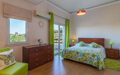 Bela Vitta: Schlafzimmer, Möbel, Zimmer, Bett, Eigentum, Bettdecke, Interior Design, Bedding, Bettrahmen, Grün