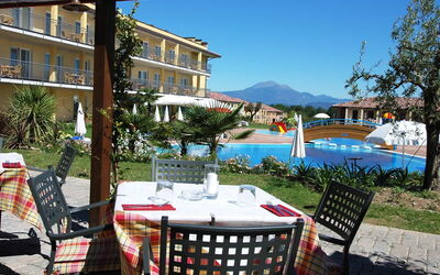 Resort Oleander: Himmel, Gebäude, Eigentum, Pflanze, Möbel, Tabelle, Schwimmbad, Stuhl, Fenster, Schatten