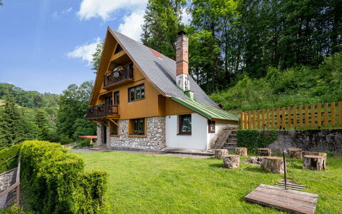 Mrklov: Pflanze, Eigentum, Gebäude, Wolke, Himmel, Fenster, Natürliche Landschaft, Baum, Grundstueck, Haus