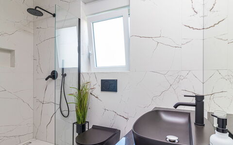Athos: Badezimmer, Zimmer, Fliese, Interior Design, Eigentum, Wand, Fussboden, Armatur, Haus, Materialeigenschaft