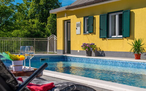 Saulja: Wasser, Pflanze, Eigentum, Fenster, Schwimmbad, Gebäude, Azurblau, Himmel, Schatten, Freizeit