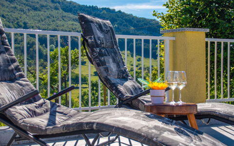 Saulja: Himmel, Möbel, Pflanze, Baum, Stuhl, Gartenmöbel, Zaun, Holz, Tabelle, Tisch Im Freien
