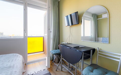 Golden Gate: Zimmer, Möbel, Eigentum, Gelb, Interior Design, Grün, Gebäude, Fussboden, Haus, Bett