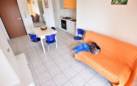 Vistamare: Möbel, Eigentum, Couch, Komfort, Gebäude, Textil, Interior Design, Kissen, Flooring, Studio Couch
