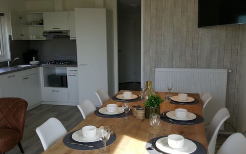 Retranchement 102: Tabelle, Möbel, Eigentum, Geschirr, Dishware, Stuhl, Holz, Cabinetry, Interior Design, Teller