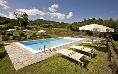 Villa Il Biancospino: Himmel, Eigentum, Wolke, Schwimmbad, Regenschirm, Sonnenliege, Gartenmöbel, Schatten, Gewässer, Pflanze