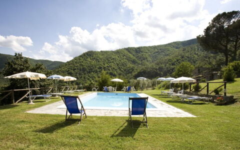 Villa Il Biancospino: Wolke, Himmel, Pflanze, Wasser, Berg, Schwimmbad, Sonnenliege, Gartenmöbel, Baum, Schatten