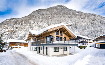 Längenfeld 800: Wolke, Berg, Himmel, Schnee, Eigentum, Gebäude, Fenster, Haus, Natürliche Landschaft, Steigung