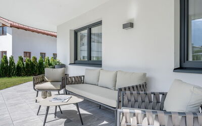 Gartenapartment 800.1: Couch, Pflanze, Möbel, Bilderrahmen, Fenster, Tabelle, Rechteck, Gebäude, Interior Design, Wohnzimmer