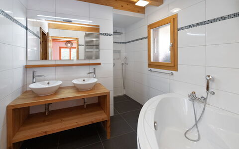 Banksia: Flooring, Armatur, Interior Design, Bad Sink, Sinken, Badezimmer, Holz, Fussboden, Zapfhahn, Decke