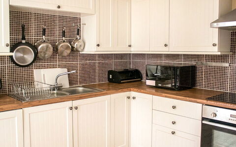 Old School: Cabinetry, Countertop, Küchengerät, Herd, Schwarz, Küche, Gebäude, Holz, Cooktop, Haushaltsgerät
