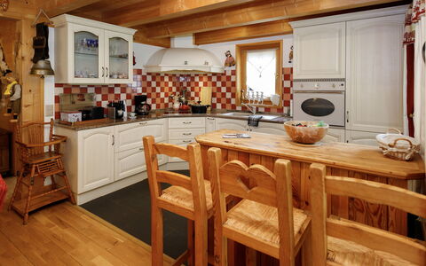 Dörfli: Küche, Möbel, Interior Design, Flooring, Countertop, Holz, Decke, Küchengerät, Cabinetry, Fussboden