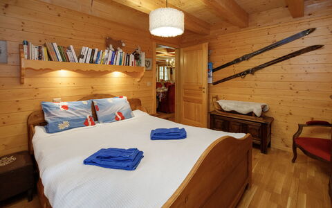 Dörfli: Möbel, Holz, Interior Design, Schlafzimmer, Bett, Bettdecke, Zimmer, Decke, Fussboden, Flooring