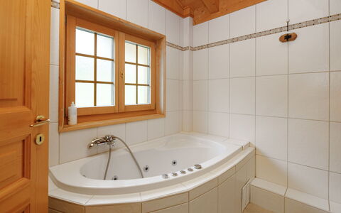Dörfli: Badewanne, Armatur, Badezimmer, Flooring, Interior Design, Holz, Fussboden, Zapfhahn, Installation