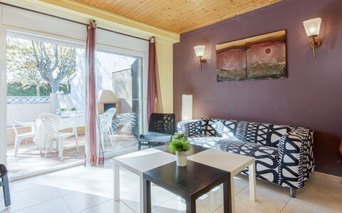 Ushi: Zimmer, Eigentum, Möbel, Gebäude, Interior Design, Decke, Haus, Tabelle, Kaffetisch, Wohnzimmer