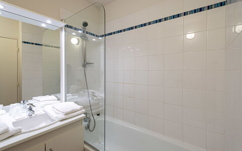 Saumur 649: Badezimmer, Eigentum, Zimmer, Fliese, Wand, Grundeigentum, Badewanne, Bad Zubehör, Interior Design, Armatur