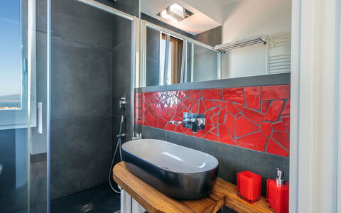 Villa Antonietta: Spiegel, Zapfhahn, Eigentum, Armatur, Sinken, Gebäude, Bad Sink, Badezimmer, Interior Design, Beleuchtung