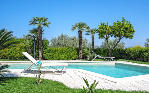 Villa Antonietta: Wasser, Pflanze, Himmel, Daytime, Azurblau, Rechteck, Baum, Schwimmbad, Vegetation, Gartenmöbel