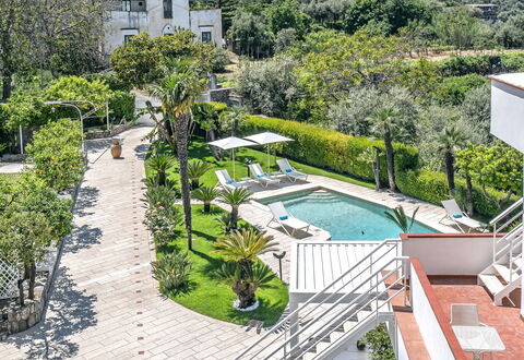 Villa Antonietta: Pflanze, Wasser, Eigentum, Schwimmbad, Baum, Gebäude, Urban Design, Vegetation, Gras, Freizeit