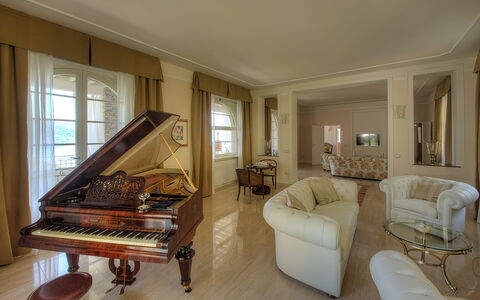 Villa Ermelinda: Möbel, Fenster, Bilderrahmen, Gebäude, Interior Design, Couch, Holz