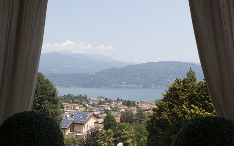 Villa Ermelinda: Himmel, Gebäude, Eigentum, Daytime, Wasser, Pflanze, Licht, Azurblau, Blatt, Schatten