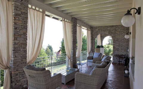 Villa Ermelinda: Pflanze, Eigentum, Schatten, Gebäude, Interior Design, Stuhl, Vorhang, Wohnzimmer, Zimmerpflanze, Fenster