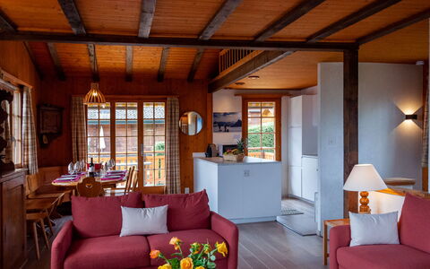 Petite Plaisance: Möbel, Tabelle, Couch, Bilderrahmen, Interior Design, Holz, Pflanze, Wohnzimmer, Fussboden, Lampe