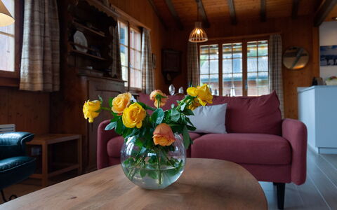 Petite Plaisance: Tabelle, Blume, Möbel, Fenster, Gebäude, Pflanze, Vase, Holz, Interior Design, Couch
