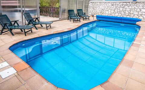 Malovidy: Blau, Schwimmbad, Eigentum, Aqua, Gartenmöbel, Grundeigentum, Azurblau, Türkis, Fliese