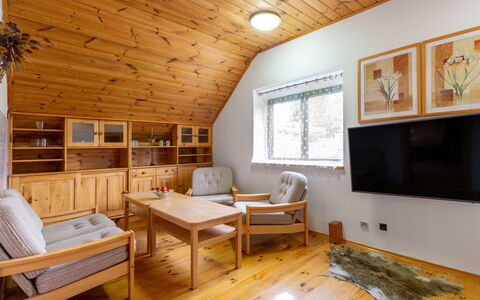 Malovidy: Möbel, Eigentum, Couch, Tabelle, Fenster, Bilderrahmen, Gebäude, Holz, Wohnzimmer, Flooring
