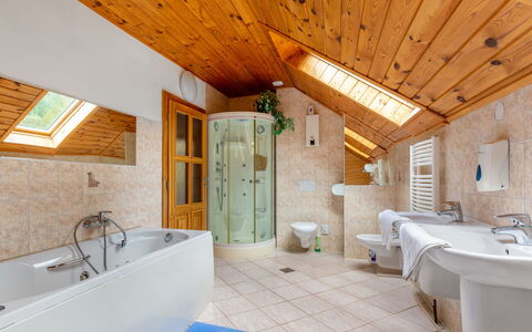 Malovidy: Badewanne, Eigentum, Zapfhahn, Armatur, Azurblau, Fenster, Holz, Sinken, Interior Design, Badezimmer